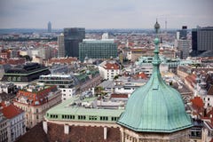 Wien i Österrike, huvudstadscityscape med taket av St Stephen Cathedral Sikt på kupol av kyrkan Peterskirche för St Peter ` s royaltyfria foton Wien i Österrike, huvudstadscityscape med taket av St Stephen Cathedral Sikt på kupol av kyrkan Peterskirche för St Peter ` s royaltyfria foton