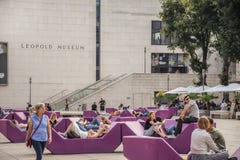 Wien Österrike - September, 15, 2019: nTourists, unga par, tonåringar och familjer som kopplar av i bänkarna av arkivbilder Wien Österrike - September, 15, 2019: nTourists, unga par, tonåringar och familjer som kopplar av i bänkarna av arkivbilder