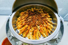 Wieprzowina Satay z Arachidowym kumberlandem zalewy z ogórkowymi plasterkami i cebule w occie muczeń satae obrazy stock Wieprzowina Satay z Arachidowym kumberlandem zalewy z ogórkowymi plasterkami i cebule w occie muczeń satae obrazy stock
