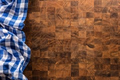 Wierzchołek widoku błękitny w kratkę tablecloth na drewnianej desce obraz stock Wierzchołek widoku błękitny w kratkę tablecloth na drewnianej desce obraz stock