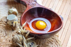 ?wiezi surowi przepi?rek jajka w drewnianej ?y?ce na nieociosanej s?omie i drewnianym rocznika tle obrazy stock ?wiezi surowi przepi?rek jajka w drewnianej ?y?ce na nieociosanej s?omie i drewnianym rocznika tle obrazy stock