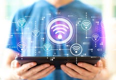 Wifi-Konzept mit Mann unter Verwendung einer Tablette lizenzfreie stockfotografie Wifi-Konzept mit Mann unter Verwendung einer Tablette lizenzfreie stockfotografie