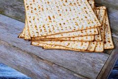 wijn en matzoh (Joods passoverbrood) wijn en matzoh de Joodse houten lijst van het vakantiebrood Royalty-vrije Stock Fotografie wijn en matzoh (Joods passoverbrood) wijn en matzoh de Joodse houten lijst van het vakantiebrood Royalty-vrije Stock Fotografie