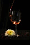 Wijnglas met bloem stock foto's Wijnglas met bloem stock foto's