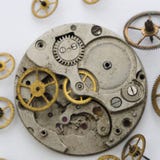 Wijnoogst gebroken uurwerk op de witte achtergrond stock afbeelding Wijnoogst gebroken uurwerk op de witte achtergrond stock afbeelding