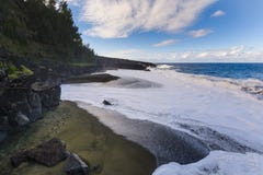 Wilder Strand mit vulkanischen Felsen bei Reunion Island lizenzfreie stockfotografie Wilder Strand mit vulkanischen Felsen bei Reunion Island lizenzfreie stockfotografie