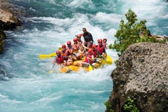 Wildwasserkanufahren auf den Stromschnellen von Fluss Manavgat lizenzfreies stockfoto Wildwasserkanufahren auf den Stromschnellen von Fluss Manavgat lizenzfreies stockfoto