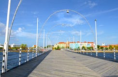 Willemstad, rainha Emma Pontoon Bridge de Curaçau É uma ponte de balanço que abra para permitir que os barcos incorporem St Anna imagem de stock Willemstad, rainha Emma Pontoon Bridge de Curaçau É uma ponte de balanço que abra para permitir que os barcos incorporem St Anna imagem de stock