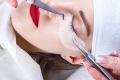 Wimper-Erweiterungs-Verfahren Frauenauge mit den langen Wimpern Peitschen, Abschluss oben, vorgewählter Fokus lizenzfreie stockbilder Wimper-Erweiterungs-Verfahren Frauenauge mit den langen Wimpern Peitschen, Abschluss oben, vorgewählter Fokus lizenzfreie stockbilder