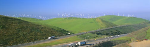 Windenergiewindmühlen entlang Weg 580 lizenzfreie stockfotografie Windenergiewindmühlen entlang Weg 580 lizenzfreie stockfotografie