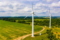 Windkraftanlagen installiert in Sommerlandschaft Konzept der alternativen Energie Produzieren des Stroms im ländlichen Gebiet lizenzfreies stockbild Windkraftanlagen installiert in Sommerlandschaft Konzept der alternativen Energie Produzieren des Stroms im ländlichen Gebiet lizenzfreies stockbild