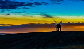 Windmolen bij Zonsondergang, skys op mooie brand, stock afbeeldingen Windmolen bij Zonsondergang, skys op mooie brand, stock afbeeldingen