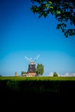 Windmolen in de lente achter een korrelgebied stock afbeelding Windmolen in de lente achter een korrelgebied stock afbeelding