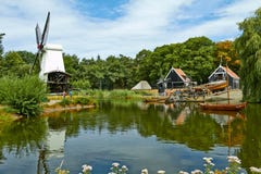 Windmolens dicht bij een meer in Arnhem stock afbeeldingen Windmolens dicht bij een meer in Arnhem stock afbeeldingen
