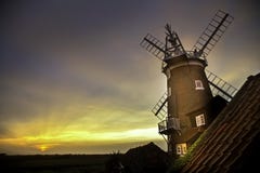 Windmühle bei Cley als Nächstes das Meer lizenzfreies stockbild Windmühle bei Cley als Nächstes das Meer lizenzfreies stockbild