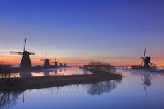 Windmühlen bei Sonnenaufgang, Kinderdijk, die Niederlande stockbild Windmühlen bei Sonnenaufgang, Kinderdijk, die Niederlande stockbild