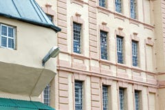 Windows eines Gefängnisgebäudes mit Stangen stockfoto Windows eines Gefängnisgebäudes mit Stangen stockfoto