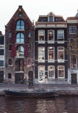 Windows reflexion på att charma Amsterdam kanalhus royaltyfria foton Windows reflexion på att charma Amsterdam kanalhus royaltyfria foton