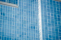Windows офисных зданий, холодная предпосылка дела Стоковые Изображения Windows офисных зданий, холодная предпосылка дела Стоковые Изображения