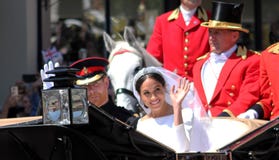 Windsor UK - 19/5/2018: Bröllopprocessionen för prinsen Harry och Meghan Markle till och med gator av Windsor drar tillbaka däref royaltyfri foto Windsor UK - 19/5/2018: Bröllopprocessionen för prinsen Harry och Meghan Markle till och med gator av Windsor drar tillbaka däref royaltyfri foto