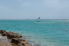 windsurfer νεαρός άνδρας σε ένα windsurf στο θαλάσσιο νερό στοκ φωτογραφία με δικαίωμα ελεύθερης χρήσης windsurfer νεαρός άνδρας σε ένα windsurf στο θαλάσσιο νερό στοκ φωτογραφία με δικαίωμα ελεύθερης χρήσης