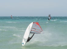Windsurferathlet, der extreme Windsurfentricks und -sprünge in Region Anapa Krasnodar durchführt lizenzfreies stockbild Windsurferathlet, der extreme Windsurfentricks und -sprünge in Region Anapa Krasnodar durchführt lizenzfreies stockbild