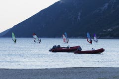 Windsurfers żegluje przy półmrokiem w Vassiliki, Lefkada Grecja obraz royalty free Windsurfers żegluje przy półmrokiem w Vassiliki, Lefkada Grecja obraz royalty free