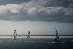 Windsurfing in Sotavento-strand stock afbeelding Windsurfing in Sotavento-strand stock afbeelding