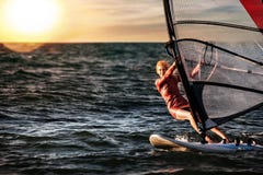 Windsurfing, διασκέδαση στον ωκεάνιο, ακραίο αθλητισμό Τρόπος ζωής γυναικών στοκ φωτογραφία με δικαίωμα ελεύθερης χρήσης Windsurfing, διασκέδαση στον ωκεάνιο, ακραίο αθλητισμό Τρόπος ζωής γυναικών στοκ φωτογραφία με δικαίωμα ελεύθερης χρήσης