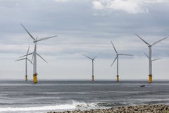 Windturbines onder het Estuarium van Riviert-stukken stock foto Windturbines onder het Estuarium van Riviert-stukken stock foto