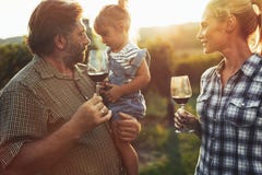 Winemakerfamilie zusammen im Weinberg stockbild Winemakerfamilie zusammen im Weinberg stockbild