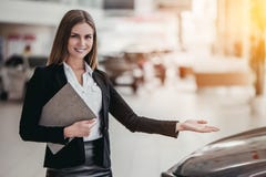 Winkelbediende bij het autohandel drijven stock afbeelding Winkelbediende bij het autohandel drijven stock afbeelding