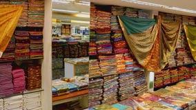 Permanent Omgaan levenslang Winkelen Voor Vrouwenkleding Sari Shop Traditionele Sari-kleding Van Indiase  Vrouwen Op De Markt Wedding Sari Kopen in India Part Stock Video - Video of  saree, indisch: 166677341