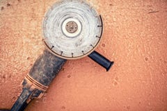 Winkelschleiferelektrowerkzeug oder tragbare Säge benutzt für den Schnitt oder das Fugen des Stahls, des Eisens, des Betons oder stockbild Winkelschleiferelektrowerkzeug oder tragbare Säge benutzt für den Schnitt oder das Fugen des Stahls, des Eisens, des Betons oder stockbild