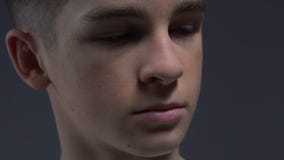 Winna nastoletnia samiec łajał rodzicami patrzeje w dół, psychologiczny uraz zbiory Winna nastoletnia samiec łajał rodzicami patrzeje w dół, psychologiczny uraz zbiory