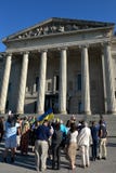 Winnipeg ουκρανικές κοινοτικές συναθροίσεις για το φυλακισμένο παραγωγό ταινιών στοκ φωτογραφίες με δικαίωμα ελεύθερης χρήσης Winnipeg ουκρανικές κοινοτικές συναθροίσεις για το φυλακισμένο παραγωγό ταινιών στοκ φωτογραφίες με δικαίωμα ελεύθερης χρήσης
