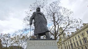 Winston Churchill im Parlamentsquadrat, London, England, Vereinigtes Königreich Winston Churchill im Parlamentsquadrat, London, England, Vereinigtes Königreich