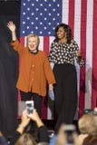 WINSTON-SALEM, NC - 27. OKTOBER 2016: Demokratischer Präsidentschaftsanwärter Hillary Clinton und US-First Lady Michelle Obama er stockfoto WINSTON-SALEM, NC - 27. OKTOBER 2016: Demokratischer Präsidentschaftsanwärter Hillary Clinton und US-First Lady Michelle Obama er stockfoto