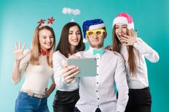 Winter-Bürofirmenmitarbeiter Thema des neuen Jahres Weihnachts Leutegeschäftslächeln-Feiertags der Gruppe 4 lustige Hüte des jung stockfoto Winter-Bürofirmenmitarbeiter Thema des neuen Jahres Weihnachts Leutegeschäftslächeln-Feiertags der Gruppe 4 lustige Hüte des jung stockfoto