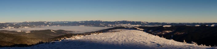 Winterabenteuer Früher Morgen mit hellen flaumigen Wolken karpaten ukraine lizenzfreies stockbild Winterabenteuer Früher Morgen mit hellen flaumigen Wolken karpaten ukraine lizenzfreies stockbild