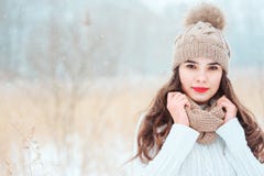 Winterabschluß herauf Porträt der schönen jungen Frau beim Strickmütze- und Strickjackengehen im Freien stockfotografie Winterabschluß herauf Porträt der schönen jungen Frau beim Strickmütze- und Strickjackengehen im Freien stockfotografie