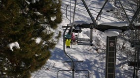 Wintergebirgspanorama, Skilifte stock footage Wintergebirgspanorama, Skilifte stock footage