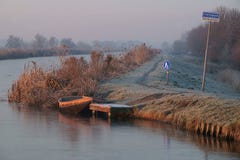 Wintermorning avec la lumière du soleil rouge douce et la rivière congelée Photographie stock Wintermorning avec la lumière du soleil rouge douce et la rivière congelée Photographie stock