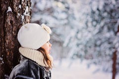 Winterporträt des entzückenden Kindermädchens im grauen Pelzmantel im schneebedeckten Wald Stockfotografie Winterporträt des entzückenden Kindermädchens im grauen Pelzmantel im schneebedeckten Wald Stockfotografie
