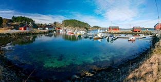 Wiosna widok norweski marina z łodziami rybackimi kłaść w a fotografia stock Wiosna widok norweski marina z łodziami rybackimi kłaść w a fotografia stock