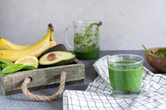 Wiosny detox - zielony spirulina smoothie zdjęcie royalty free Wiosny detox - zielony spirulina smoothie zdjęcie royalty free