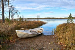 Wioślarska łódź wewnątrz lakeshore fotografia stock Wioślarska łódź wewnątrz lakeshore fotografia stock