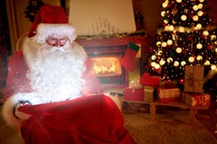 Wirkliche Santa Claus holen Magie von Weihnachten lizenzfreie stockfotos Wirkliche Santa Claus holen Magie von Weihnachten lizenzfreie stockfotos