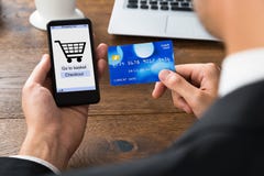 Wirtschaftler With Credit Card und Handy Lizenzfreie Stockfotos Wirtschaftler With Credit Card und Handy Lizenzfreie Stockfotos
