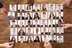 Wirtschaftler, die das Bewerberporträt-Foto vorwählen stockfotos Wirtschaftler, die das Bewerberporträt-Foto vorwählen stockfotos